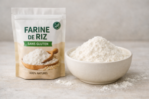 Bol de farine de riz sans gluten posé à côté d’un paquet beige et blanc, éclairage naturel doux, ambiance culinaire moderne.